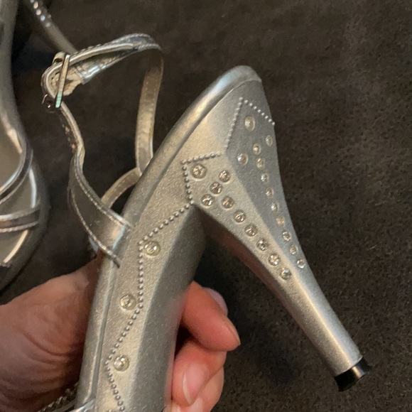 Lasonia, 3 1/2” silver sparkle heels, decorated with gems ✨✨✨size 6 1/2 - Picture 7 of 13